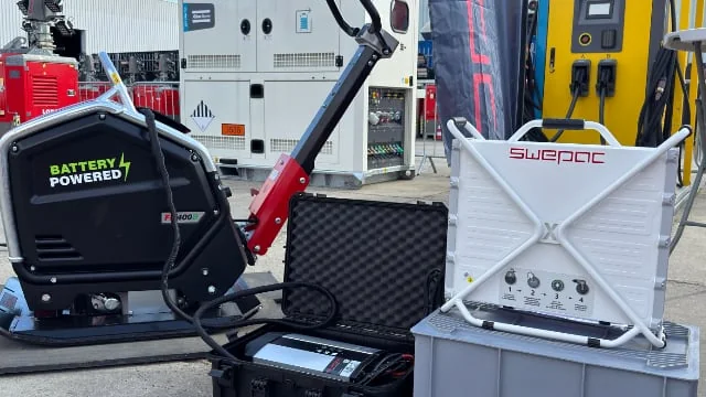 Accu-trilplaat naast een mobiele laadoplossing