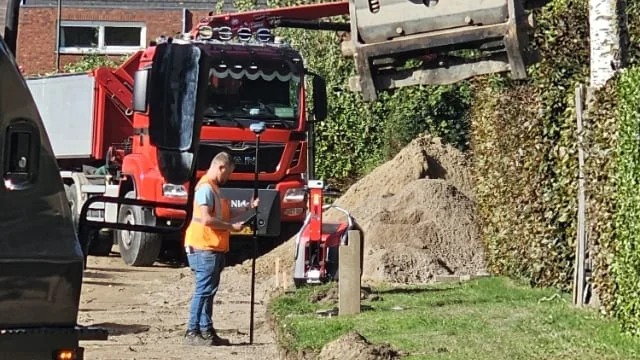 Verdichtingswerk in een opengebroken straat