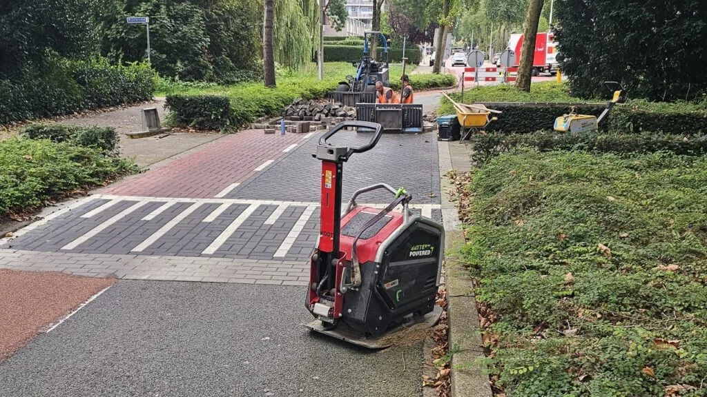 Compacte trilplaat bij herstel van straatwerk