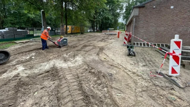Verdichtingswerk bij een gebouw