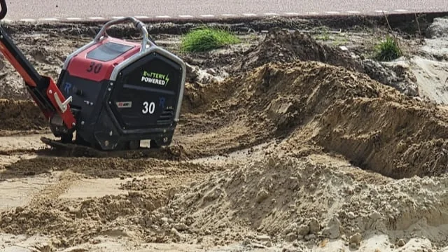 Zware trilplaat bij een grondwerkproject