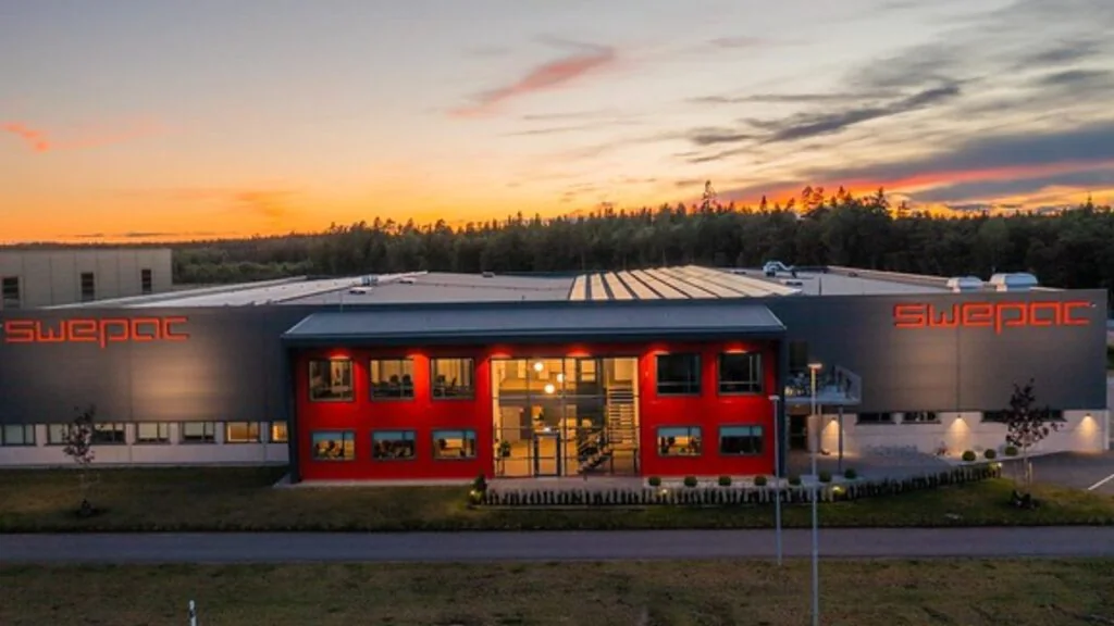 De Swepac fabriek in de avond