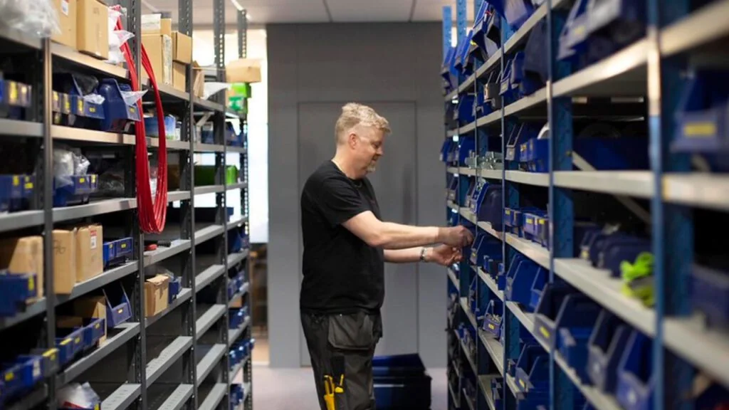 Onderdelenmagazijn met stellingkasten