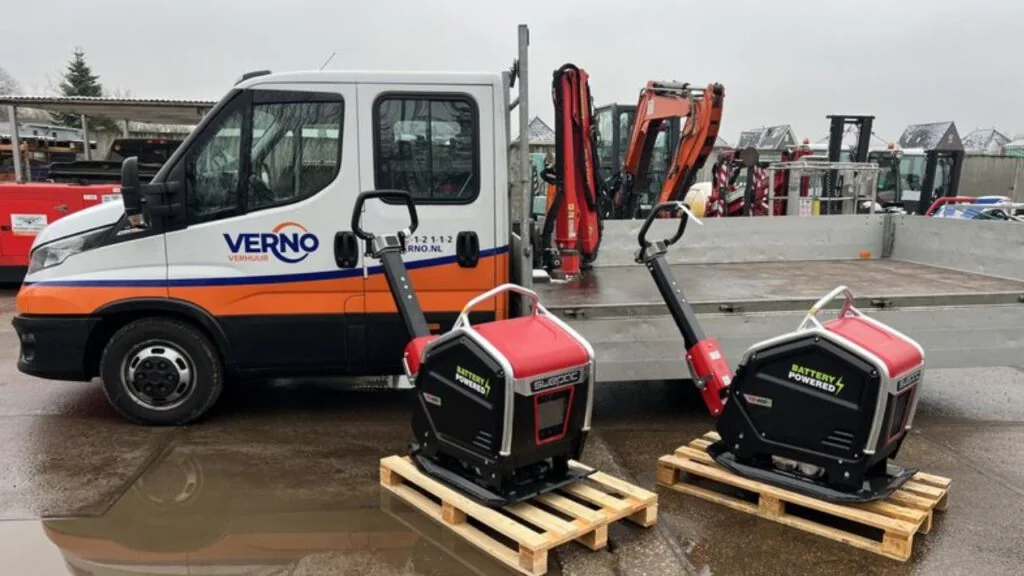 Trilplaten op een pallet bij een verhuurlocatie