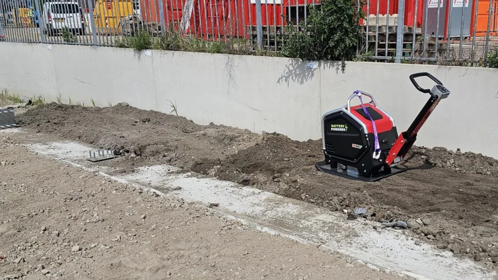 Accu-trilplaat op een uitgevlakte ondergrond