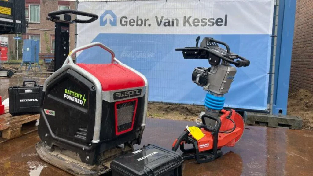 Trilplaat en trilstamper naast elkaar