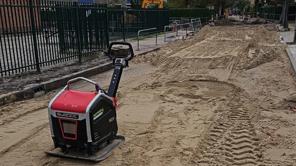 Swepac accu-trilplaat in een uitgegraven zandbed