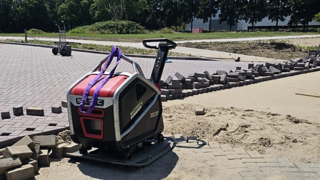 Zware trilplaat naast bestratingsmateriaal