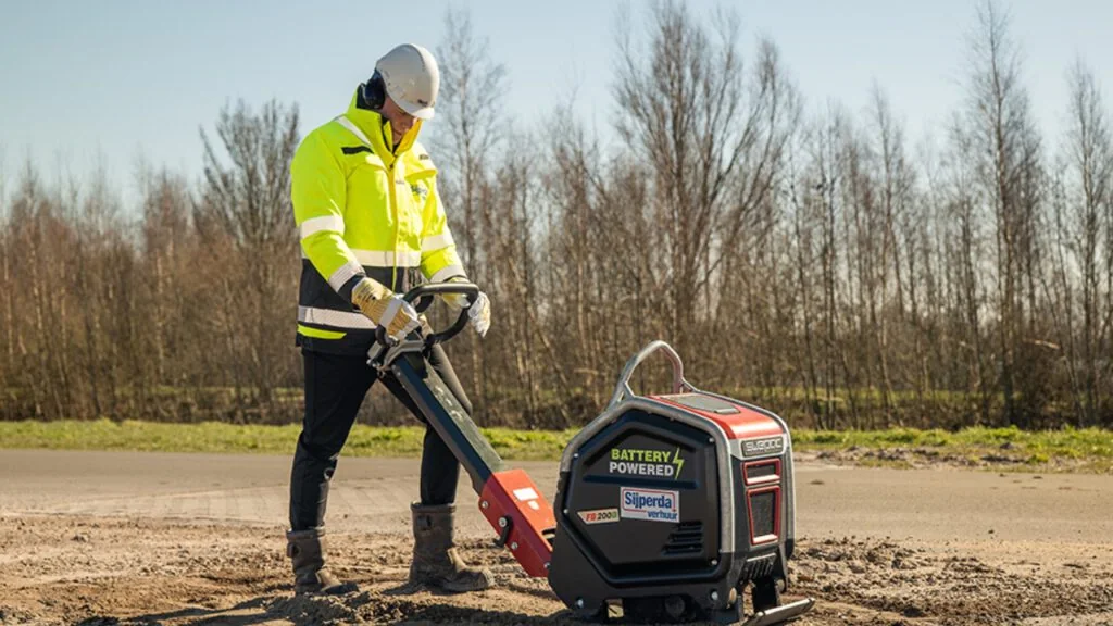 Elektrische trilplaat tijdens verdichtingswerk