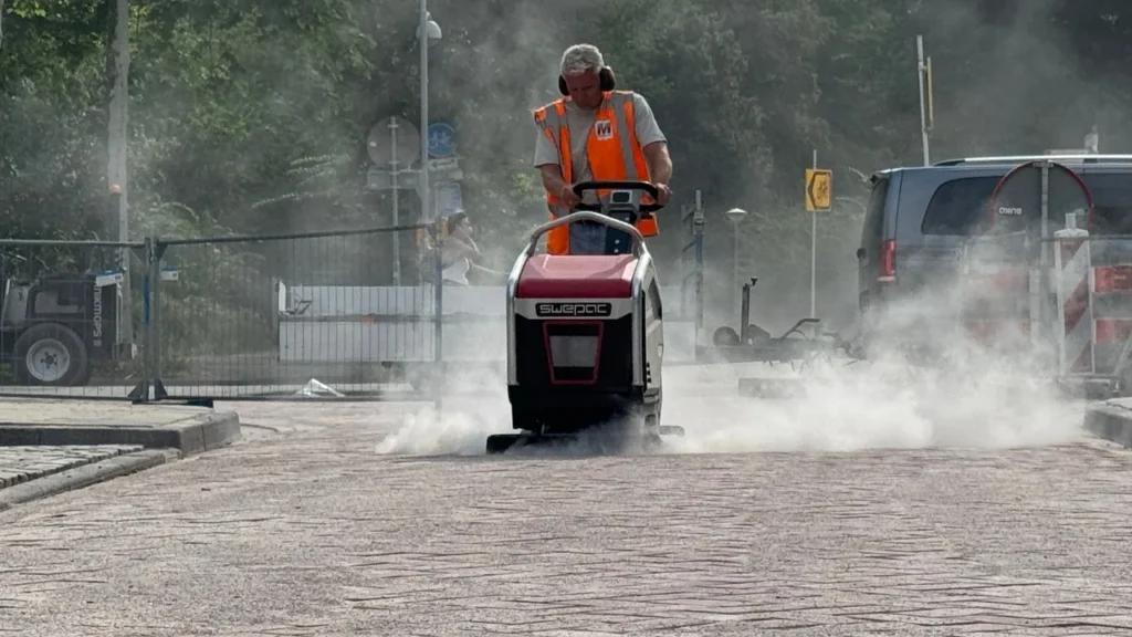 accu trilplaat verdicht zand tussen straatklinkers op een rustige bouwplaats