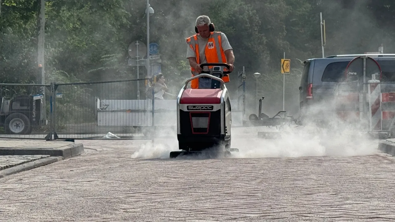 accu trilplaat verdicht zand tussen straatklinkers op een rustige bouwplaats