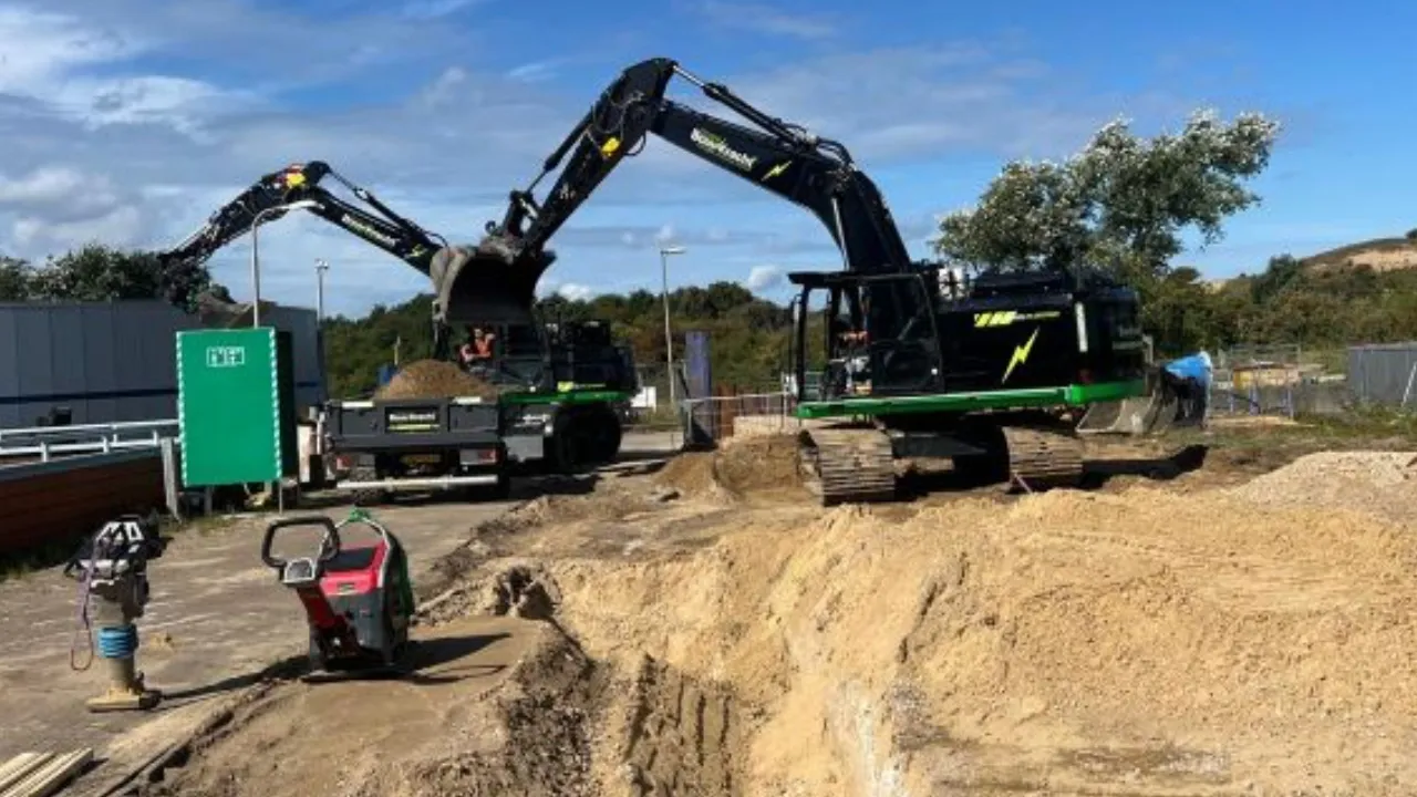 elektrische trilplaat met zichtbaar accupakket op zandbaan bij gww-werkzaamheden