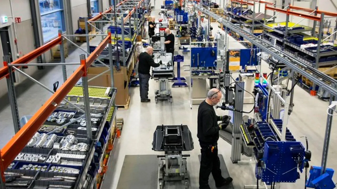elektrische trilplaat met accu verdicht een strakke zandbaan op een stille bouwplaats