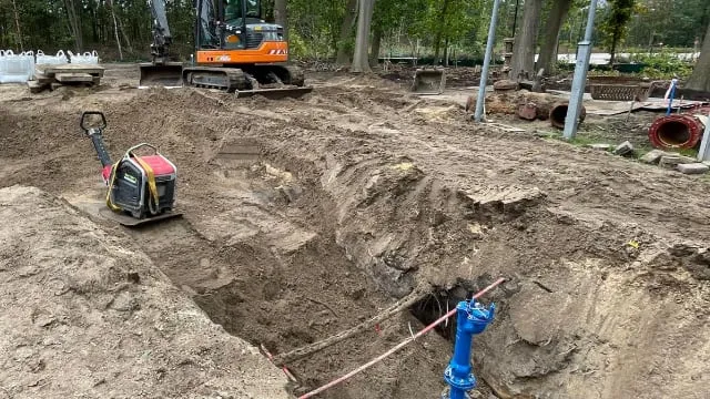 meerdere accu-trilplaten in verschillende groottes op een moderne bouwplaats bij straatwerk