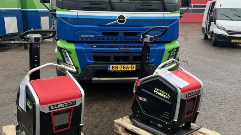 stratenmaker bedient zware accu trilplaat op zandbed met zichtbaar verschil in verdichting